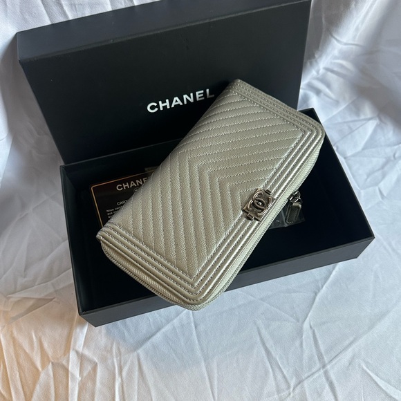 💯 Authentic Chanel Silver Chevron Quilted Zip Around Boy Wallet - Picture 14 of 16
